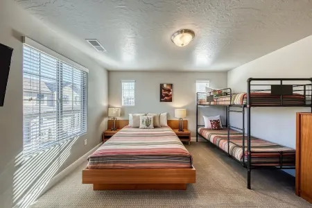 Gorgeous Townhome 3-Bedroom w/Hot Tub, Pool, and Games! Отели рядом с достопримечательностью «Парк Херитедж»