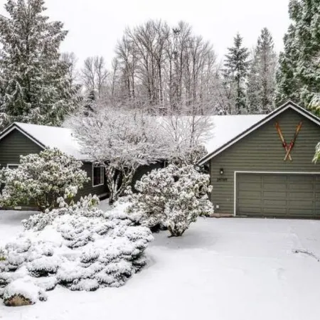 Mt Hood Getaway w/ Sauna, Fireplace + Heated Pool/Hot Tub Access- Sleeps 10