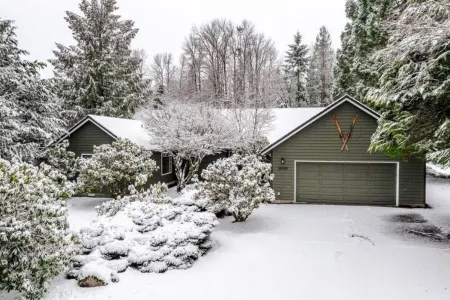 Mt. Hood Ski Home - Sauna, Fireplace, Sleeps 10 + Heated Pool & Hot Tub Access