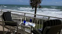 ON THE BEACH, BEAUTIFULLY RENOVATED, ONSITE MANAGEMENT, GREAT RESTAURANTS NEARBY Hotels in Indian Harbour Beach