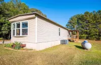 Come enjoy a stay at Pleasant Lane! Plenty of parking & great surrounding area!