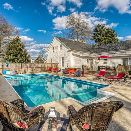 Walk Downtown! Large Pool, Hot tub, Fire pit, Close to EVERYTHING!
