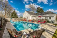 Walk Downtown! Large Pool, Hot tub, Fire pit, Close to EVERYTHING!