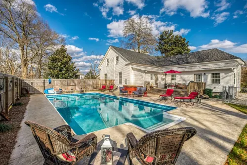 Walk Downtown! Large Pool, Hot tub, Fire pit, Close to EVERYTHING!