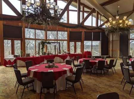 Spacious 3 Story Home 4bd/4.5bth in Popular Eagle Ridge Golf Resort in Galena!