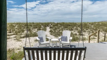 Beachfront living and Big Sunsets! Отели рядом с достопримечательностью «Наварр Бич Си Тертл Консервейшен Сентер»