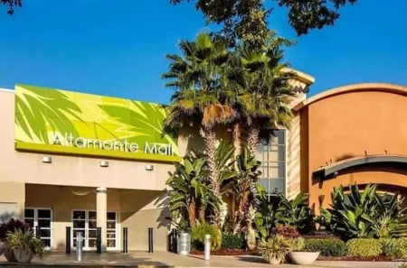 Renovated Peaceful Luxury Walk to Mall Park Publix Отели в г. Алтамонте Спрингс