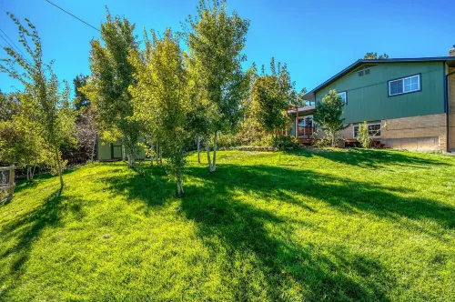 Serene Rustic Haven, Huge Yard & Decks , ZenDen