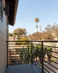 Modern new-built home next to Downtown Los Angeles and Art's district!