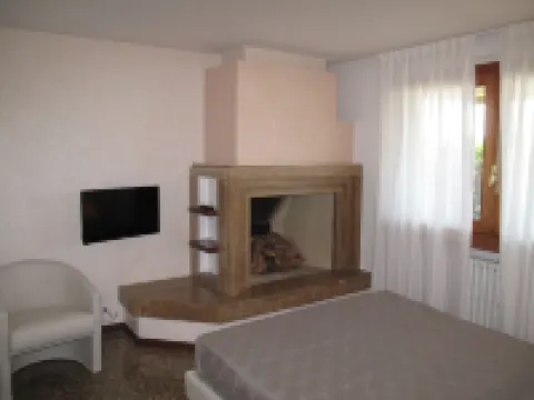 APARTMENT INSIDE A VILLA, LARGE GARDEN WITH LAKE AND POOL VIEW