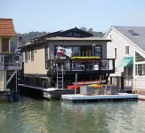 Cozy & Cute Sausalito Boathouse Hotels near Bay Area Discovery Museum