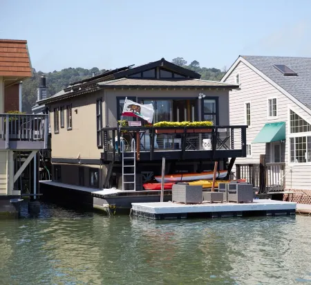 Cozy & Cute Sausalito Boathouse Отели рядом с достопримечательностью «Национальная зона отдыха Голден Гейт»