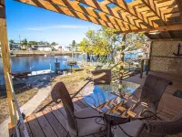Relax in the Dolphin Retreat! Waterfront house with dock and kayaks. Hotels in Hudson