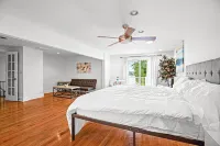 Water front Oasis with pickle-ball court and hot tub