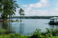 Modern Waterfront Treehouse on Lake Martin! Hotels in Coosa County