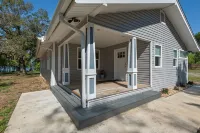 Entire Home! Waterfront Retreat, Private Dock, 3 Acres, 10 min. to beach!!