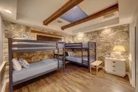 "The Cliff House" Riverfront with incredible views! Sleeps 18! Отели рядом с достопримечательностью «Кэмп Мистик Гвадалупе Ривер»