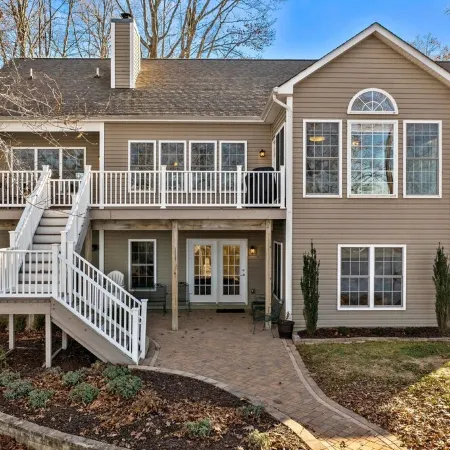 Waterfront Oasis!! Ready to Make a Splash?