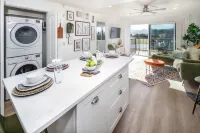 Stunning Lake Views!! Short walk to London Bridge, Lake, Restaurants, and Shops!