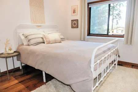 Charming 4-bedroom family home in Beaverton with AC, fitness room, WiFi