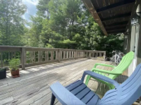 Family/Pet Friendly Cabin w/ Modern Upgrades: Minutes to Mountains, Farms, Lake 倫敦德里酒店