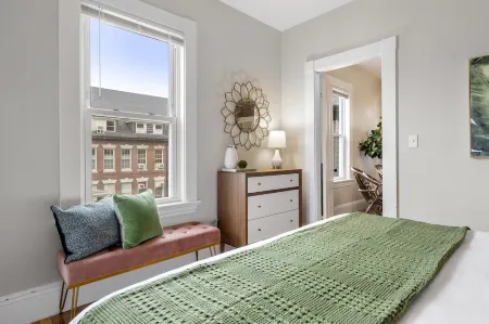 Garden Getaway 2BR Minutes to Salem, Beach, and train to Boston! Отели рядом с Аэропорт Беверли