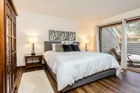 Incredible Mountain Views - Modern Four Bedroom Home - Five Minute Walk to Slope
