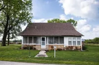 Granny's House by Coleman Vault Hotels in Buck Prairie Township