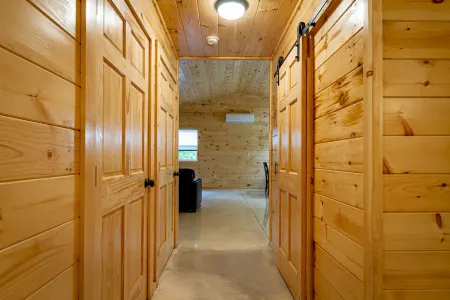 Cayuga Lake Cabins, Gorgeous Log Cabin home, Cabin C, fire pit, dog friendly