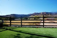 Luxury Tiny House on 1 acre near Zion & St. George