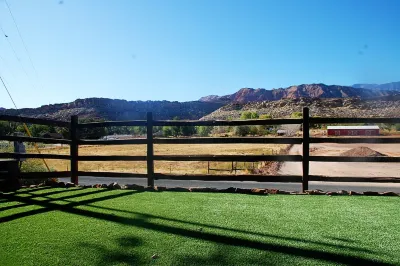 Luxury Tiny House on 1 acre near Zion & St. George