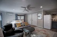 Hickory Suite: Luxury Studio in Safe/Central Location by WholeFoods & Hospitals