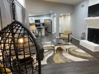 Vaulted Ceilings & Accent Windows--1 mile from CU