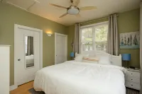 Charming cottage 2blks to town, walking distance to beach & restaurants, hot tub