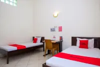 RedDoorz near Alun Alun Kebumen Hotel di Sempor