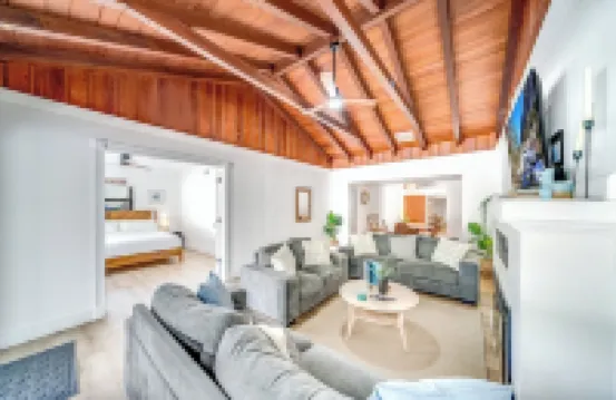 Heated Pool! Massive Gem+Close To Beach & Shops!