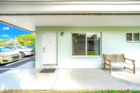 Beach Unit! Walk To Beach & Shops / Restaurants!