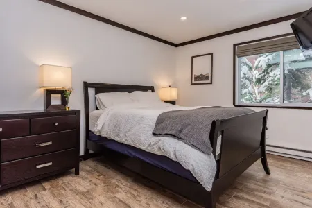 Renovated, clean, 4 Min Walk To Village. Free Parking. Perfect for families