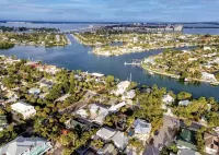 I Minute Walk to Beach. Rated #1 Best Location in Florida /Pets Welcome with Fee