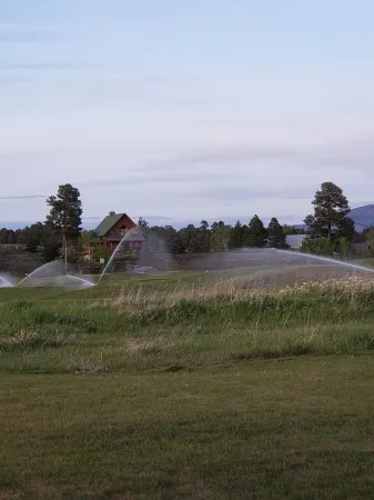 Romantic condo with stunning mountain views on the golf course