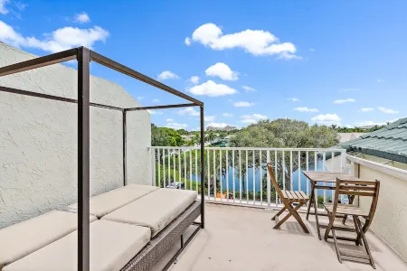 Walk to the beach, shopping, restaurants, and more!! ❤️💛💚 Отели рядом с достопримечательностью «Парк Ошен Кей»