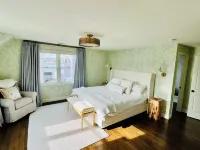 "Lighthouse" - Ocean Views - Walk to Beaches - 4B, 3.5Ba - Scituate Harbor