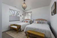 Luxury  Summer Home,  Basketball Court, Hot Tub Firepit Excellent Beds & Linens.