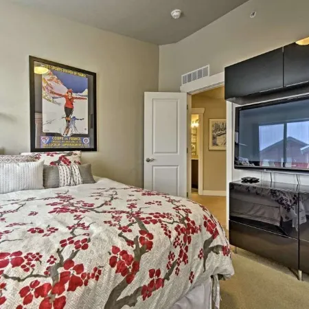Family friendly 3 bdrm, hot tub, close to Canyons Village, interior designed