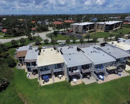 Surf shack on the beach, direct ocean. Hotels in Indialantic
