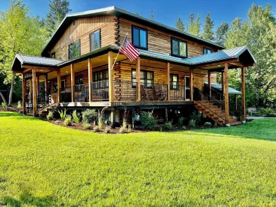 Cozy log home sleeps 14 in beds 5.5 baths near Glacier Park and Whitefish Resort Hotels near Montana Vortex and House of Mystery