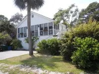 2 Bedroom Lovingly Restored 1925  Cottage 1 1/2 Blocks from Beach