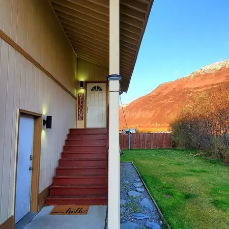 Sauna - Heated Garage - Great Location - Mountain Views - Quiet Neighborhood