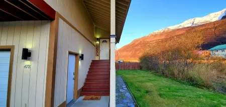 Sauna - Heated Garage - Great Location - Mountain Views - Quiet Neighborhood