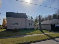 Snowmobile, UTV trails, Fishing in a charming 3-bedroom house in Republic